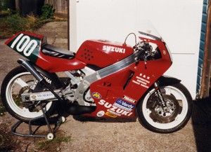 250cc SUZUKI RGV WITH FAIRING ON
